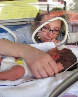 Dnes, ve Světový den nedonošených dětí, se mi v hlavě i v srdci otevírá mnoho příběhů. Za dvacet let jako dula jsem stála...