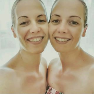 Stejná genetická výbava - stejné DNA, stejné období, stejné životní postoje, přesto jedna porodila 4 své děti přirozeně a...