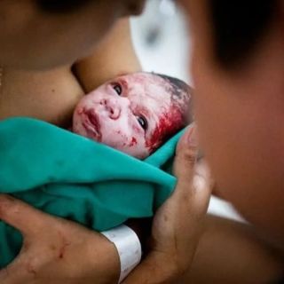 "TAK TOHLE JE MŮJ TÁTA ".... První pohled miminka je velmi důležitý. Děti si dělají tzv. IMPRINTING tedy otisk svých...