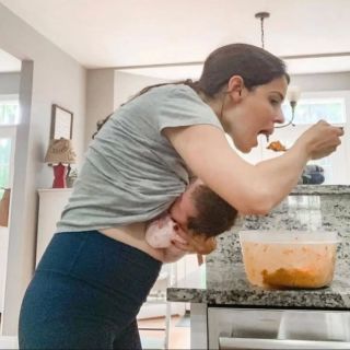 Tak tohle je typické šestinedělí - chce se mi říct. Ale pak mi dojde, že to je vlastně typické mateřství. Mateřství, ve...